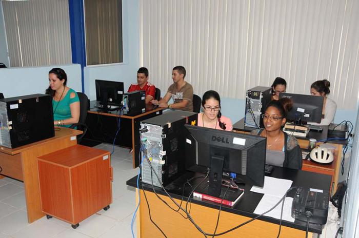 La mayoría de los trabajadores de la UEB no sobrepasan los 35 años de edad.