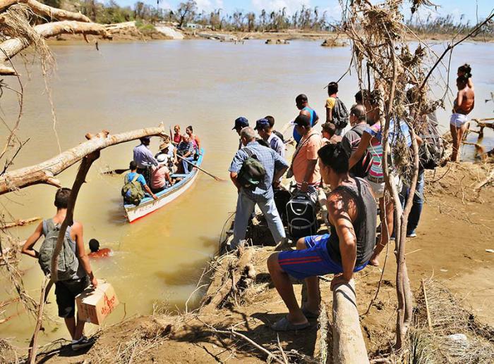 Con el paso del Huracán Matthew el puente del Rìo Toa colapsò, los vecinos de la zona tuvieron que acudir al uso de botes para el cruce del mismo.