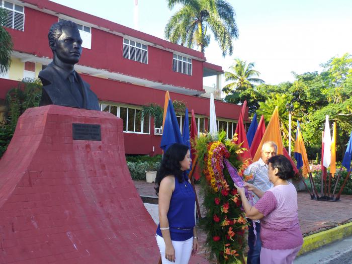 Homenaje a Cándido González Morales, nombre que lleva la Escuela Provincial del Partido en Camagüey