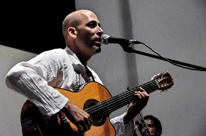 El trovador villaclareño Leonardo García durante un concierto en Casa de las Américas por el 40 Aniversario del Movimiento de la Nueva Trova. La Habana,