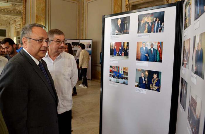 Yashar Aliyev, embajador de Azerbayan, inauguro la expo fotografica dedicada a Azerbayan.