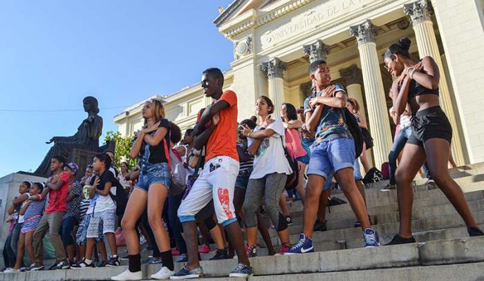 Avispero contra el Bloqueo en la Universidad de La Habana. En la foto flashmob en la escalinata.