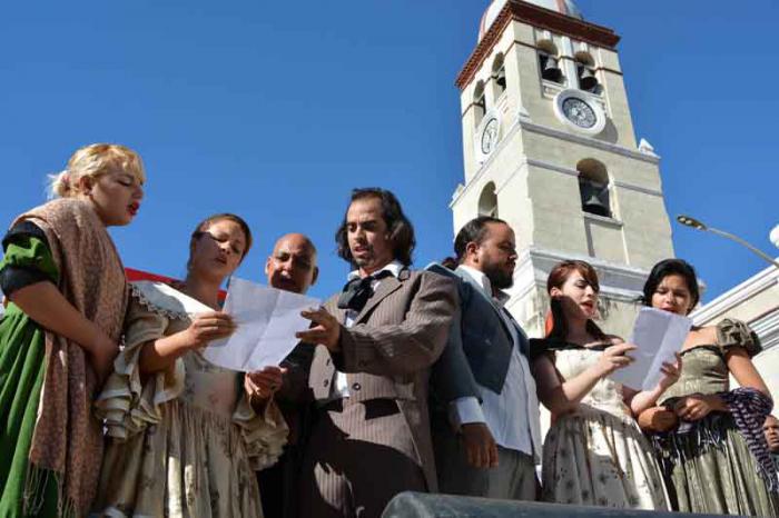 Actores representan a bayameses de 1868 cantando el Himno Nacional, en la celebración por el Día de la Cultura Cubana, en el aniversario 148 de la interpretación de esa marcha guerrera, en la ciudad de Bayamo, provincia de Granma