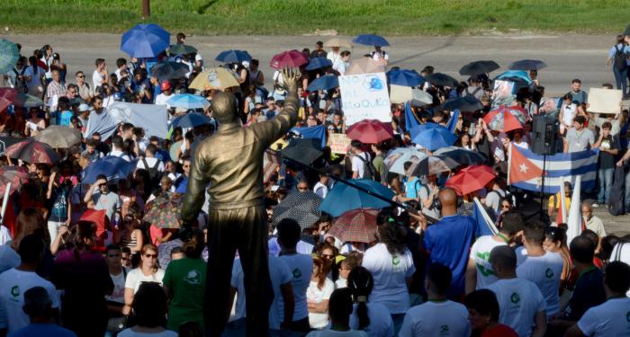 Acto contra el Bloqueo Cujae universitarios de ese recinto piden el fin de bloqueo de eeuu contra cuba.