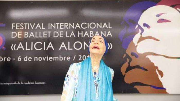 La prima ballerina assoluta Alicia Alonso presidió la rueda de prensa para presentar el programa del 25 Festival.