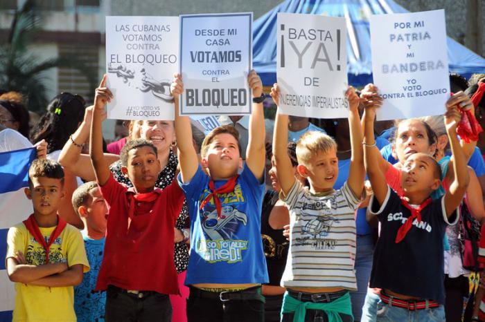 Acto contra el bloqueo norteamericano contra Cuba en el parque Trillo de Centro Habana.