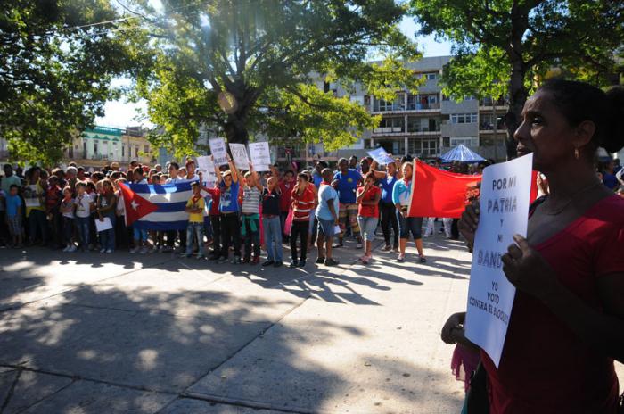 Acto contra el bloqueo norteamericano contra Cuba en el parque Trillo de Centro Habana.
