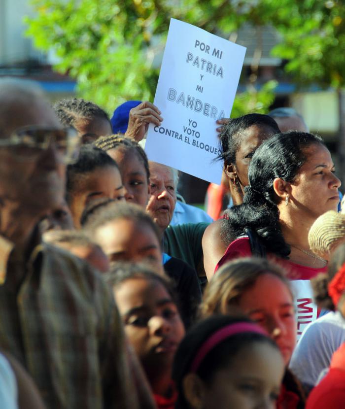 Acto contra el bloqueo norteamericano contra Cuba en el parque Trillo de Centro Habana.