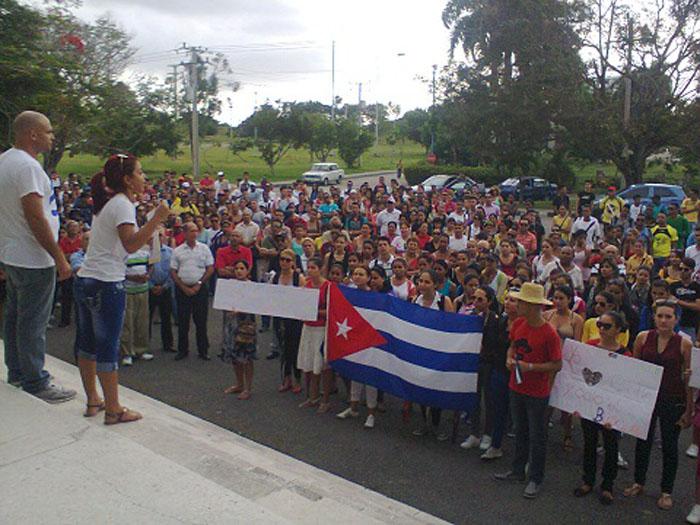 La comunidad universitaria tunera marchó contra el bloqueo.