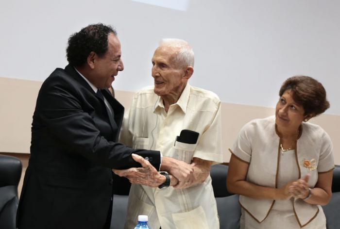 Congreso Internacional Docencia 2016. José Ramón Fernández, asesor del Presidente de los Consejos de Estado y de Ministros y Ena Elsa Velázquez Cobiella, ministra de Educación, felicitan por la distinción 