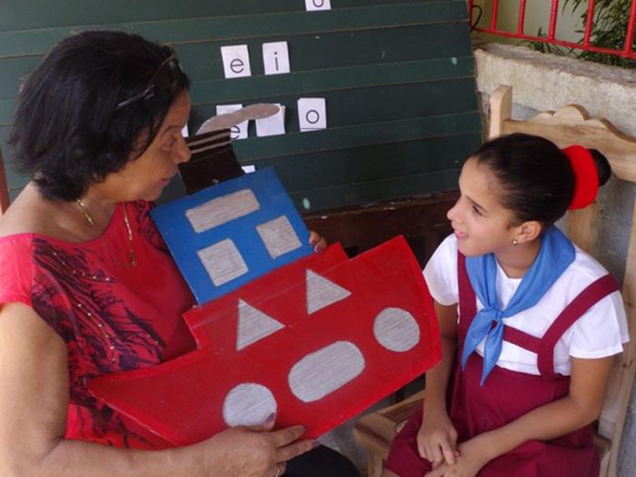 Varios estudiantes han contado con la dedicación de Mercedes Zamora Aguilera que comparte cada jornada junto a pequeños con necesidades educativas especiales 