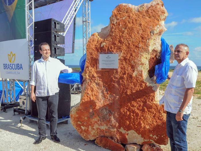 Inaugurada  construcciòn de la Fàbrica de cigarrillos Sa en la Zona Especial de Desarrollo Mariel Roberto Sànchez Esquivel y Alexandre Campos de Oliveira, coopresidentes de la instituciòn devlan la Primera piedra.