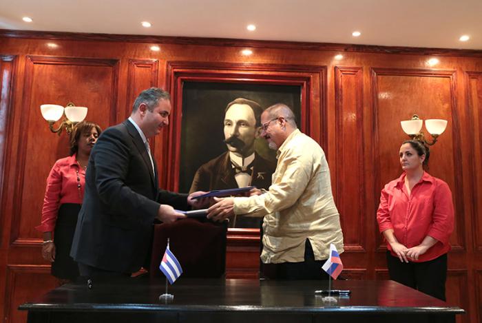 Grupo de Trabajo para la cooperación en el ámbito de la industria de la Comisión Intergubernamental Cuba-Rusia. Firma de Protocolo, José Gaspar Álvarez Sandoval, viceministro de industria cubano (derecha) junto a Georgiy V. Kalamanov, viceministro de Insdustria y Comercio de la Federación Rusa.