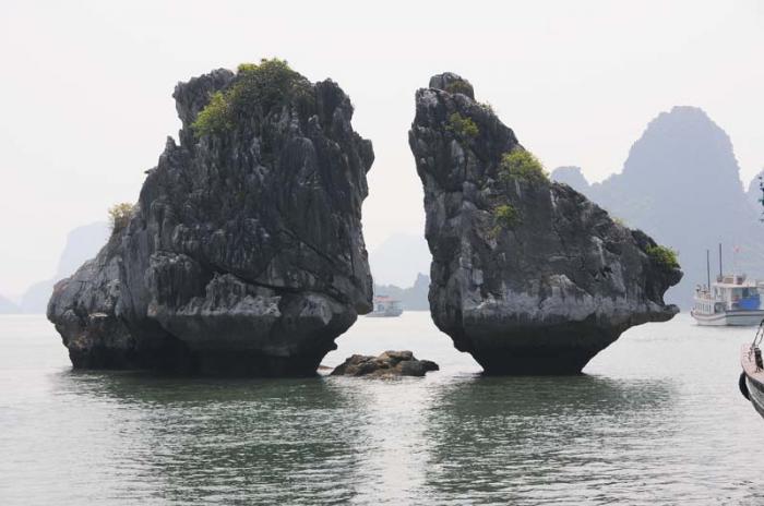 Bahia de Halong en la provincia Quanag Ninh en Viuet Nam. Los dos gallitos, icono del turismo vietnamita.