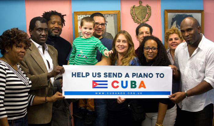 Miembros de la organización solidaria Cuba UK en el Reino Unido difundiendo una campaña para enviar un piano a Cuba.