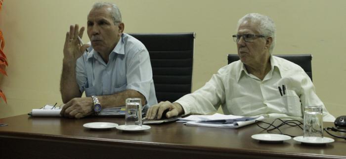 Luis Montero Mustelier  (izquierda) y Juan José León Vega, Jefe de Comunicación Institucional y funcionario de la Delegación de Asuntos Internacionales del MINAG, respectivamente, denuncian las afectaciones sufridas por la agricultura cubana debido a la aplicación del criminal bloqueo económico, comercial y financiero de EE.UU. contra la Isla.