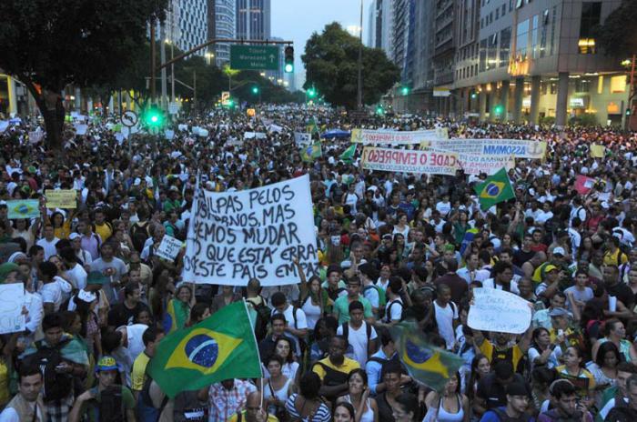 El pueblo brasileño se ha lanzado a las calles debido al aumento del déficit en los gastos en salud, educación, seguridad y bienestar social.