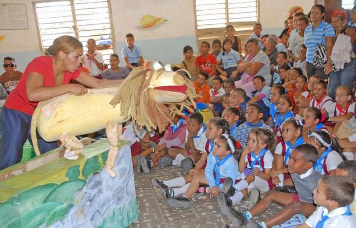 Tanta trascendencia tiene una función titiritera para los niños en La Habana como para los de Baracoa.