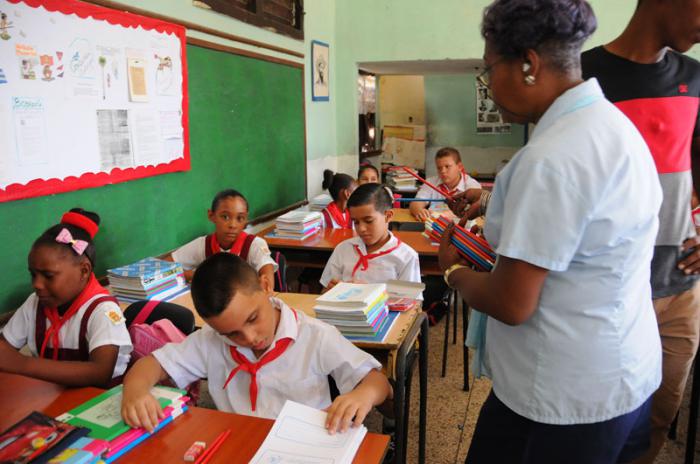 Inicio del curso escolar 2016-17 en la escuela primaria Neguyen Van Troi, en el Cerro.