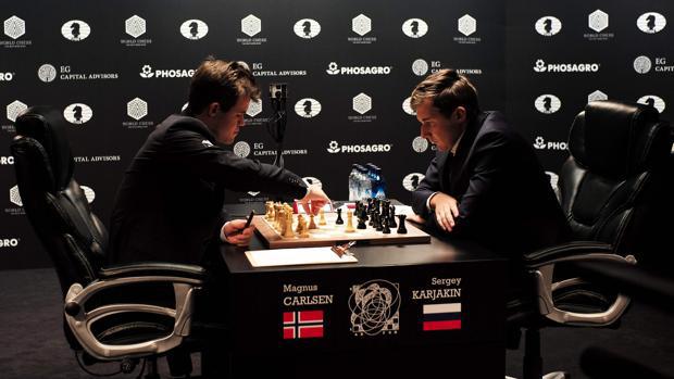 El noruego Magnus Carlsen (izquierda), defensor del título, y el ruso Sergey Karjakin (derecha) firmaron tablas este viernes en la primera partida del Campeonato del Mundo de ajedrez.