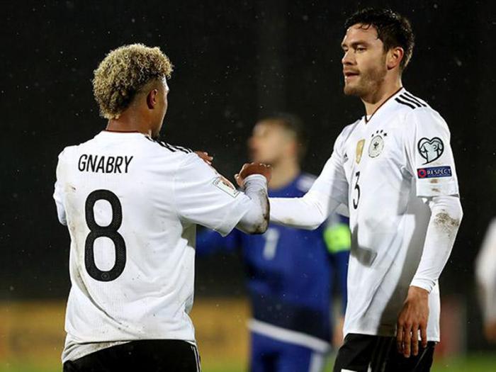 Serge Gnabry (izquierda) debutó en la selección de Alemania con un hat-trick. Futbol