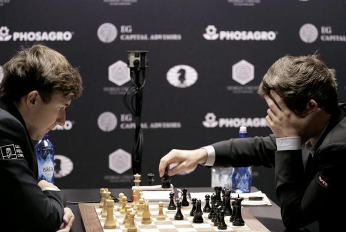 Carlsen (derecha) y Karjakin firmaron las tablas en su segunda partida.