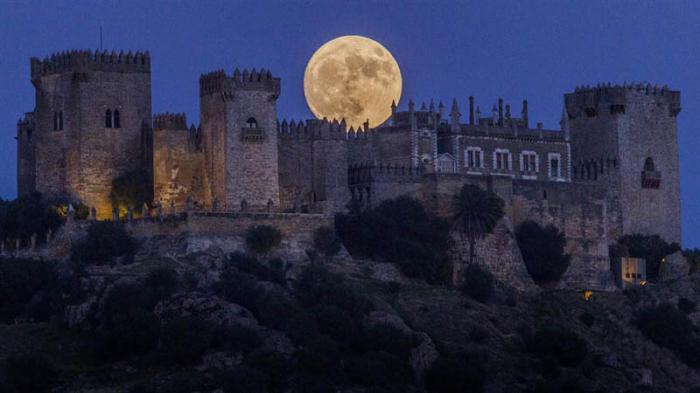 La luna se levanta detrás del castillo de Almodóvar en Córdoba, sur de Españ.