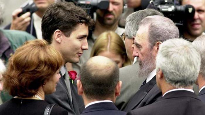Fidel saluda a Justin Trudeau, hijo del exprimer ministro de Canadá Pierre Elliot Trudeau, durante el tributo a los restos mortales de su padre, el 2 de octubre del 2000. 