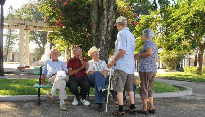 La población de 60 años y más habita fundamentalmente en ciudades de gran tamaño.