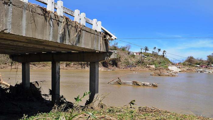 Con el paso del Huracàn Matthew el puente del Rìo Toa colapsò, los vecinos de la zona tuvieron que acudir al uso de botes para el cruce del mismo.
