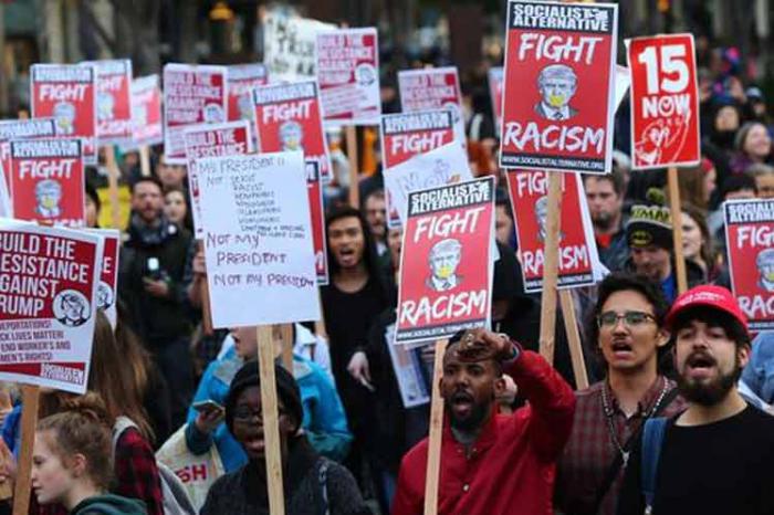 Activistas en EE.UU insisten en revocar presidencia de Trump