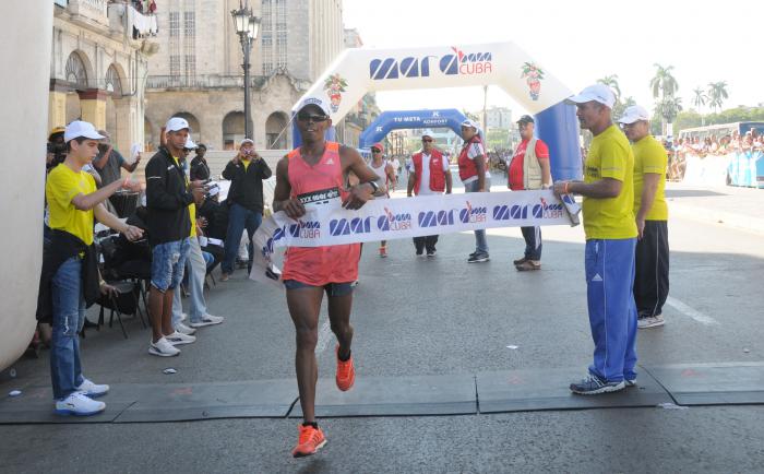 Henrry Jaen ganador de la Maratón. Marabana 2016,