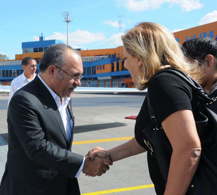 El Honorable Señor Peter Charles Paire O' Neill, Primer Ministro del Estado Independiente de Papúa Nueva Guinea concluyó su visita oficial a Cuba y fue despedido en la Terminal 1 del Aeropuerto Internacional José Martí por Ana Teresita González Fraga, viceministra del MINREX.