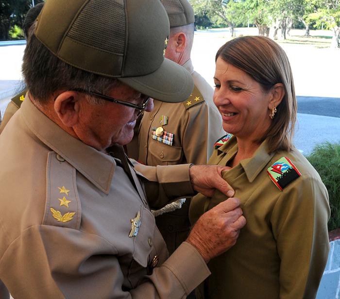 La Medalla 60 Aniversario de las FAR fue entregada a los Presidentes y Vicepresidentes de los Consejos de Defensa Provinciales del territorio del Ejército Occidental en ceremonia efectuada en el Monumento del Cacahual, lugar donde reposan los restos del Lugar Teniente General Antonio Maceo Grajales y su ayudante capitán Panchito Gómez Toro; así como a un grupo de jefes y oficiales de ese mando.
Vicepresidenta de la Isla de la Juventud