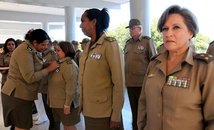 La Medalla 60 Aniversario de las FAR fue entregada a los Presidentes y Vicepresidentes de los Consejos de Defensa Provinciales del territorio del Ejército Occidental en ceremonia efectuada en el Monumento del Cacahual, lugar donde reposan los restos del Lugar Teniente General Antonio Maceo Grajales y su ayudante capitán Panchito Gómez Toro; así como a un grupo de jefes y oficiales de ese mando.