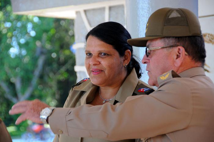 La Medalla 60 Aniversario de las FAR fue entregada a los Presidentes y Vicepresidentes de los Consejos de Defensa Provinciales del territorio del Ejército Occidental en ceremonia efectuada en el Monumento del Cacahual, lugar donde reposan los restos del Lugar Teniente General Antonio Maceo Grajales y su ayudante capitán Panchito Gómez Toro; así como a un grupo de jefes y oficiales de ese mando.
Lazara Mercedes López Acea, miembro del Buró Político del Partido, vicepresidenta del Consejo de Estado y Presidenta del Consejo de Defensa en la capital; y el general de división Onelio Aguilera Bermúdez, Jefe del Ejército Occidental.