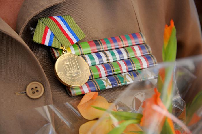 La Medalla 60 Aniversario de las FAR fue entregada a los Presidentes y Vicepresidentes de los Consejos de Defensa Provinciales del territorio del Ejército Occidental en ceremonia efectuada en el Monumento del Cacahual, lugar donde reposan los restos del Lugar Teniente General Antonio Maceo Grajales y su ayudante capitán Panchito Gómez Toro; así como a un grupo de jefes y oficiales de ese mando.