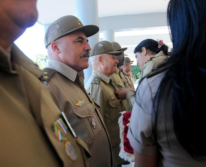 La Medalla 60 Aniversario de las FAR fue entregada a los Presidentes y Vicepresidentes de los Consejos de Defensa Provinciales del territorio del Ejército Occidental en ceremonia efectuada en el Monumento del Cacahual, lugar donde reposan los restos del Lugar Teniente General Antonio Maceo Grajales y su ayudante capitán Panchito Gómez Toro; así como a un grupo de jefes y oficiales de ese mando.