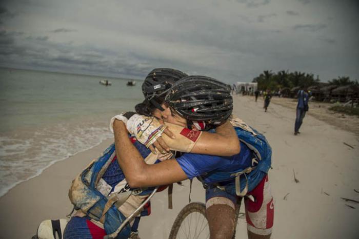 Olga Echenique (derecha) disfrutó las mieles del triunfo en Cayo Jutías.