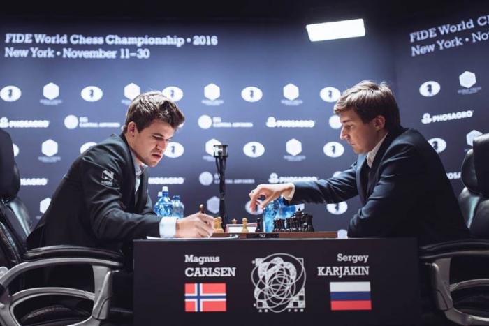 Carlsen (izquierda) derrotó con piezas blancas a Karjakin