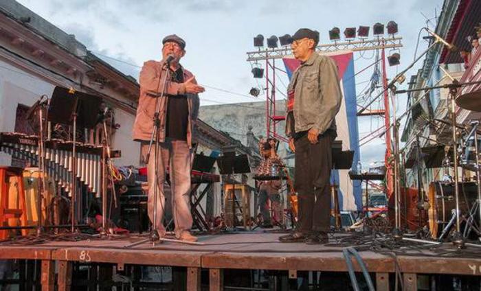 El trovador Silvio Rodríguez (izquierda en la foto) en el concierto 72 de su Gira por los barrios, en esa ocasión en el habanero Pueblo Nuevo, entregó a Victor Casaus, director del Centro Cultural Pablo de la Torriente Brau, el Premio Ojalá.