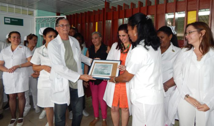 Entrega del reconocimiento que ratifica la condición de colectivo moral. Reciben el doctor  Raúl Bohorques Rodríguez, fundador del programa de diálisis peritoneal y la doctora Yanet Alvárez González, Jefa de Servicios de Dialisis en el Instituto de Nefrología.