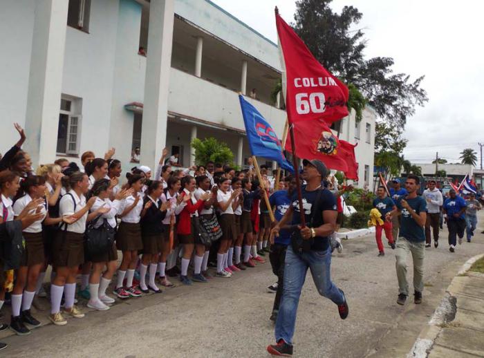 Los integrantes de la columna juvenil acudieron al Instituto Politécnico de Economía Cándido González Morales a rendir homenaje a los expedicionario del yate Granma.