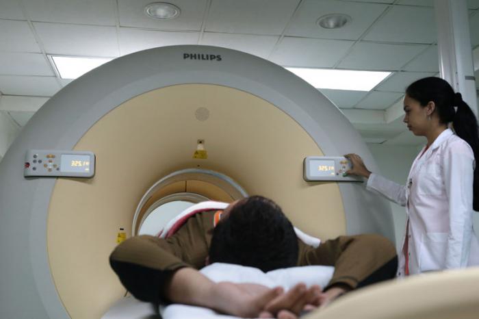 Tomógrafo por emisión de positrones, con CT. Diagnóstico por imágen del cáncer. 