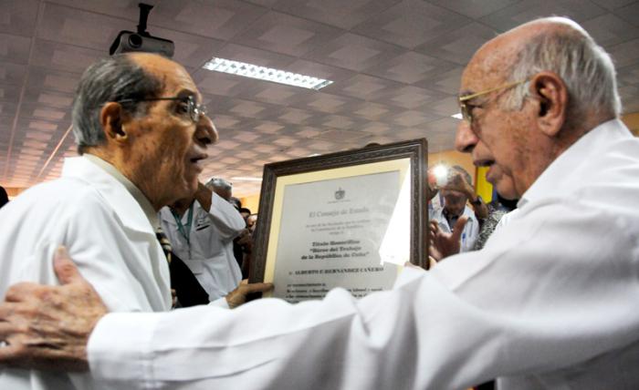 Entrega José Ramón Machado Ventura, Segundo Secretario del CCPCC, al Dr. Alberto Fernando Hernández Cañero (96), director fundador del Instituto Cardiovascular; la comndecoración del Título Honorífico de Héroe del Trabajo de la República de Cuba en ceremonia efectuada en dicho centro. Además Ulises Guilarte de Nacimiento, Secretario General de la CTC entregó a dicho instituto en manos de su actual director, el Dr. Lorenzo Daniel Llerena Rojas, el sello conmemorativo 75 aniversario de esa organización.