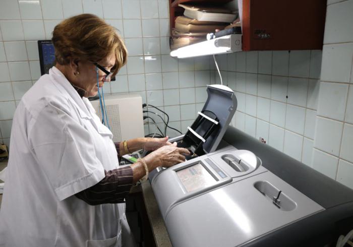 Instituto Nacional de Hematología. Equipo de electroforesis automatizada, para el diagnóstico de la anemia falciforme. 