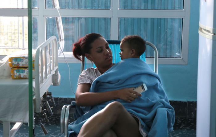 Instituto Nacional de Hematología. Sala de pacientes con patologías hematológicas. Niño con su madre 
