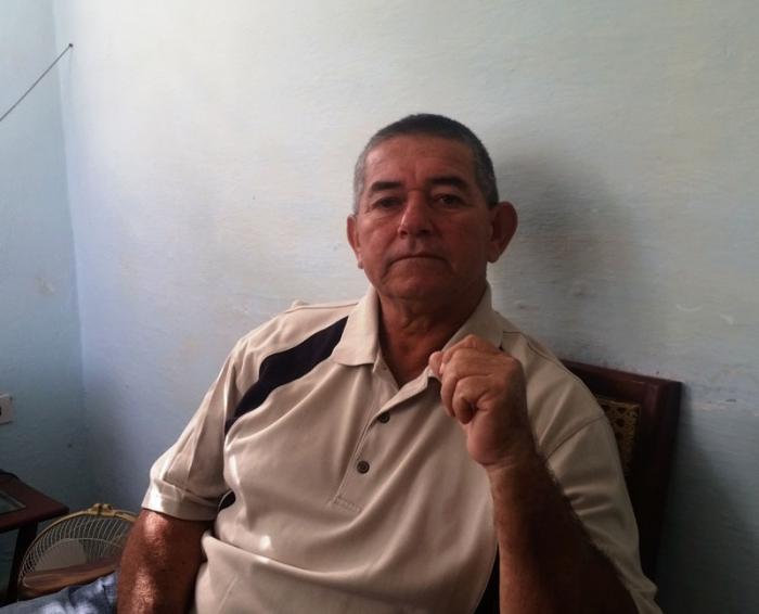 El profesor Joaquín González agradece a Fidel y a la Revolución por todo lo que hizo por su hija.