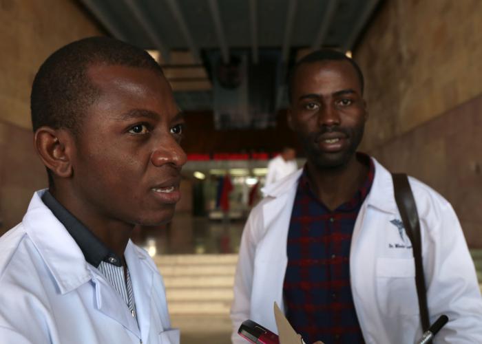 Médicos angolanos