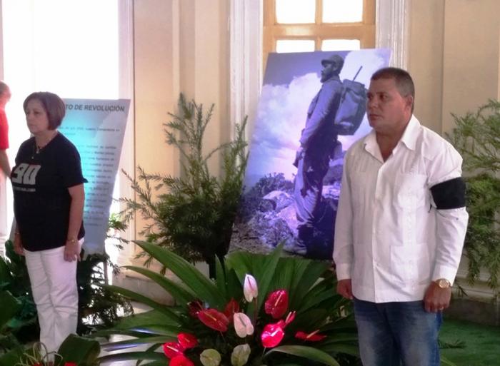 Las máximas autoridades del Partido y el Gobierno en el territorio, Julio Lima Corzo y Jorgelina Pestana Mederos, respectivamente, iniciaron el homenaje